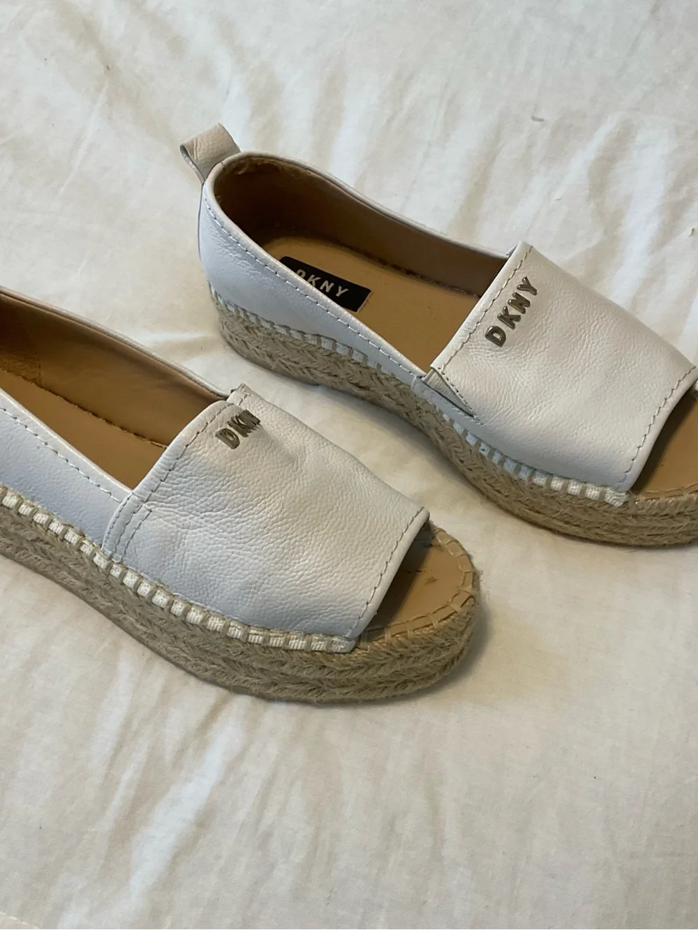 Dkny White Leather Espadrille Slide Sandals with Jute Platform - Picture 2 of 9